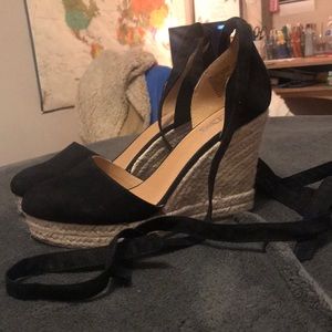 casual or dressy black wedges!!!💫